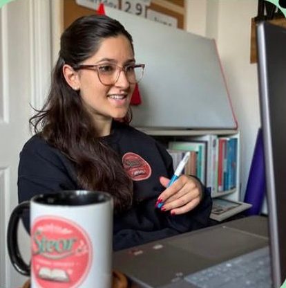 Monique de Comarmond teaching an online lesson at her desk